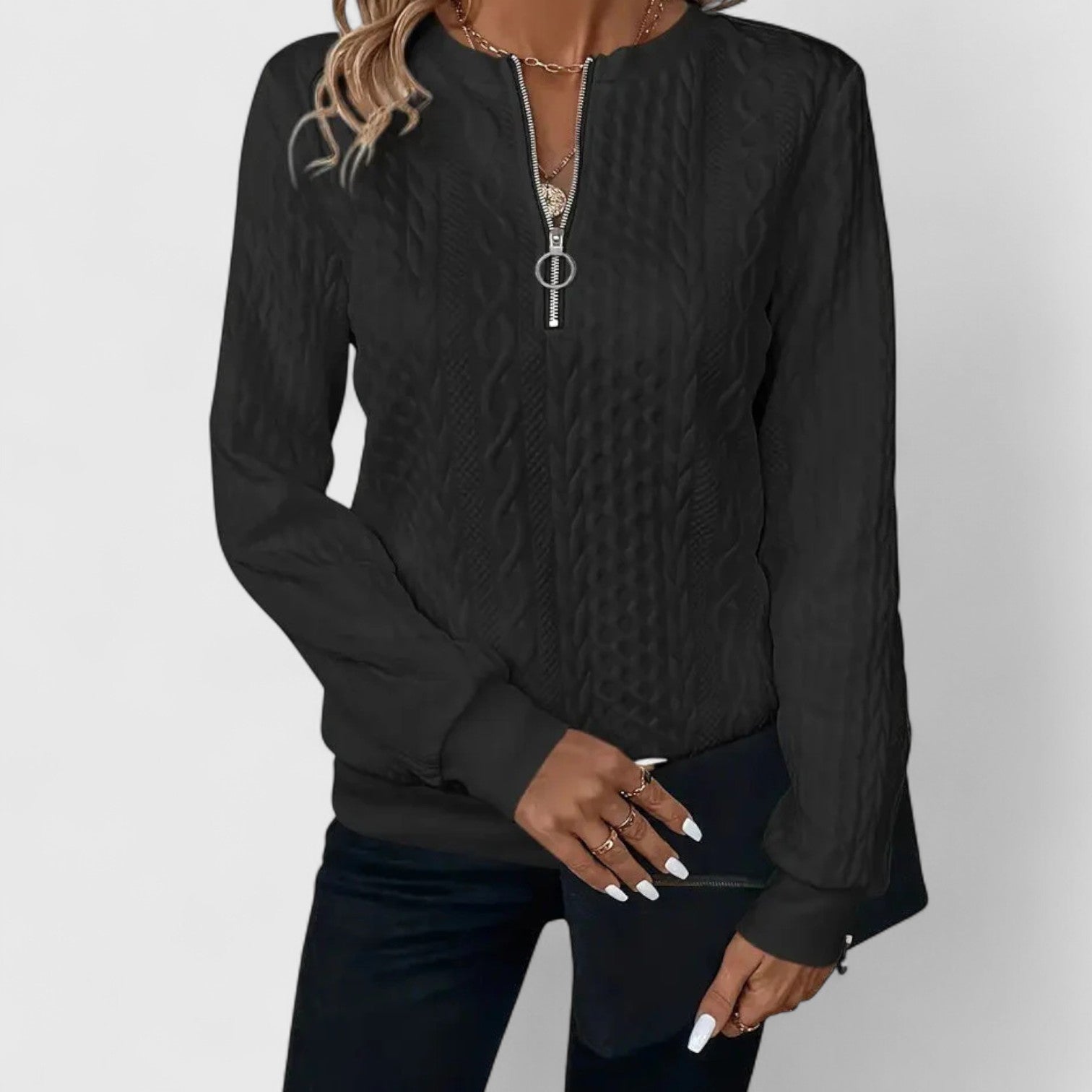 Moderner Pullover mit Reißverschluss und Strukturmuster